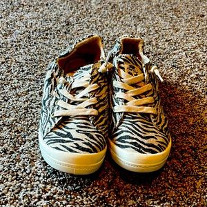 Roxy women’s size 8 sneakers. Zebra print. Work once.